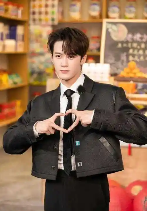 24综:檀健次成毅金晨蔡徐坤杨颖任贤齐黄渤王一博刘雨昕杨超越-优鞋网