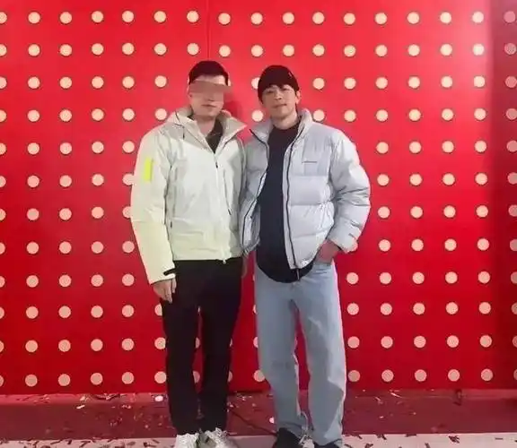 网友晒和邓伦合照,直言曾经的偶像变化太大,好似普通人_舞台_事业