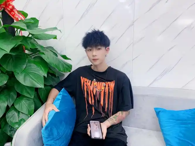 蓝黑色搭载锡纸烫潮男必备发型