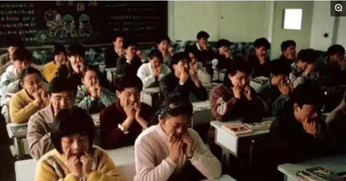 90年代上海珍贵历史老照片:图为一所学校教室内的学生正在做眼保健