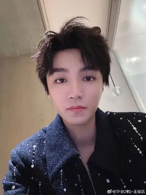 王俊凯红v掉了#这下好了,王俊凯粉丝要爱王俊凯一辈子了  爱是一份同