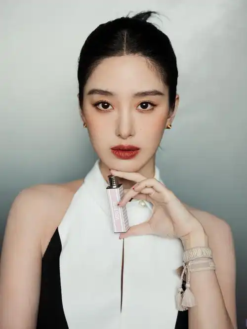 无论在片场还是生活中,#迪奥小姐固体香氛# 已经成为我包包里的常客