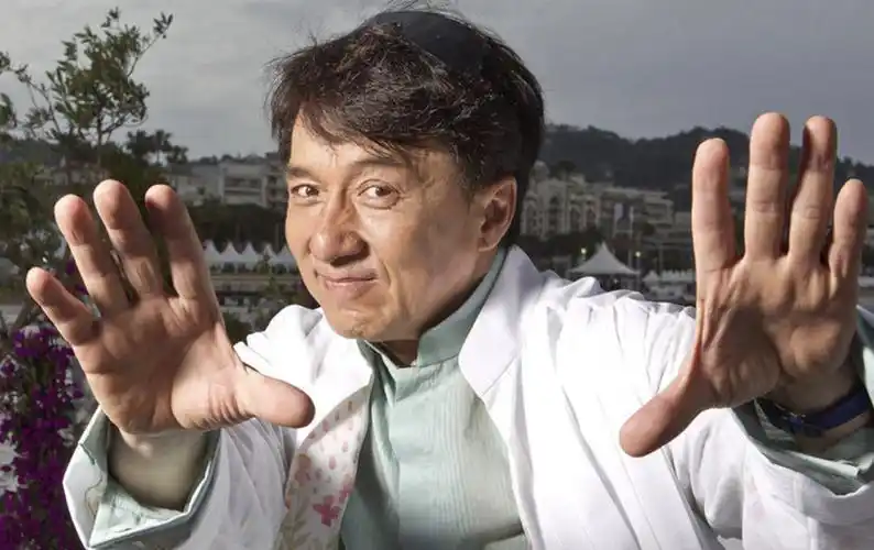 成龙光速衰老,一个月前没这么老啊?网友猜想让人后背发凉