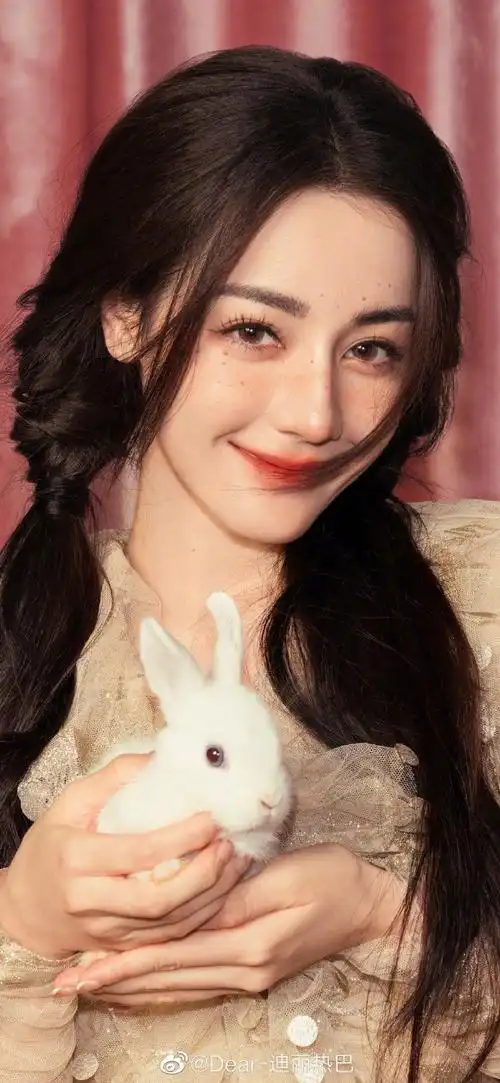 迪丽热巴最新营业照,双马尾造型雀斑妆容,抱着兔子92也太漂亮太可爱