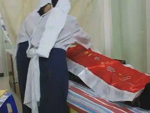 人死后为什么要盖脸穿寿衣守灵呢