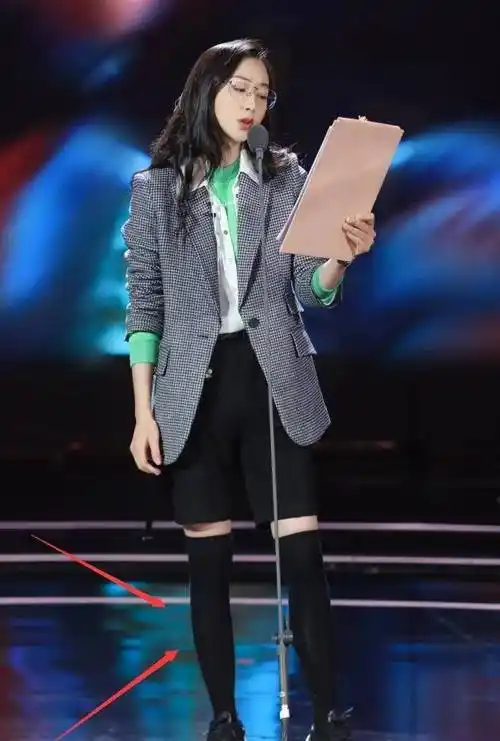 原创韩雪不走寻常路把长裤剪短一截直接套上学生袜效果让人意外