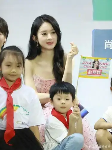 赵丽颖穿粉色抹胸裙,与小朋友合影小举动显母爱,现场疑回应被黑