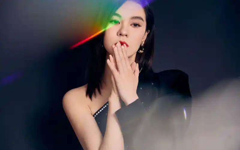 郁可唯性感斜肩礼服桌面壁纸