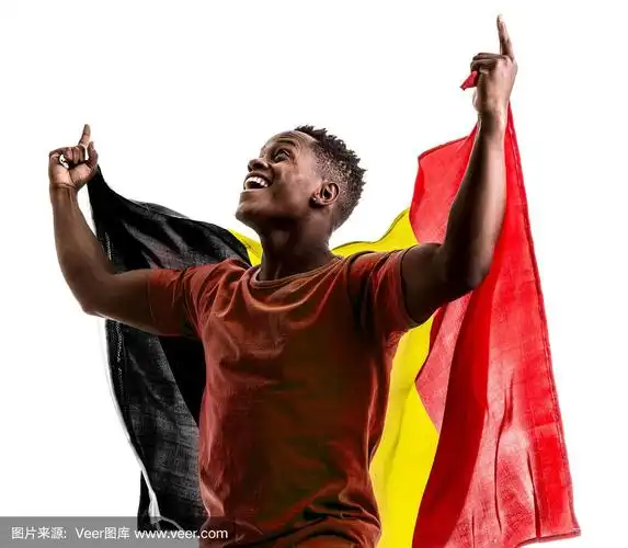 比利时黑人球迷举着国旗