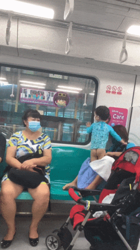 母亲在地铁车厢里竟然帮儿子换衣服,尿片!旁人目瞪口呆