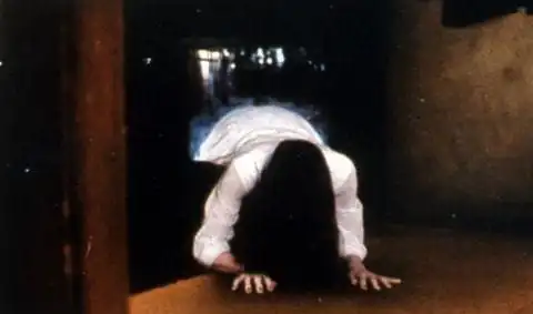 一种是吓人的鬼,经典案例《午夜凶铃》,贞子都快从你家电视机里爬出来