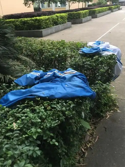 依然存在部分学生随意丢弃校服,横穿足球场,晚自习不按时进教室等不良