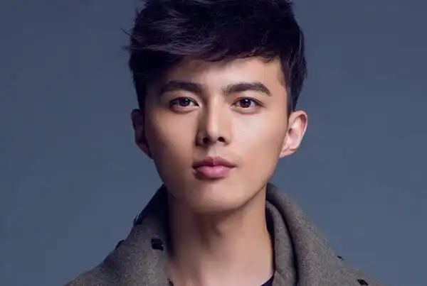 他是蒋欣的前男友出道多年一直不温不火今34岁颜值身材抢镜