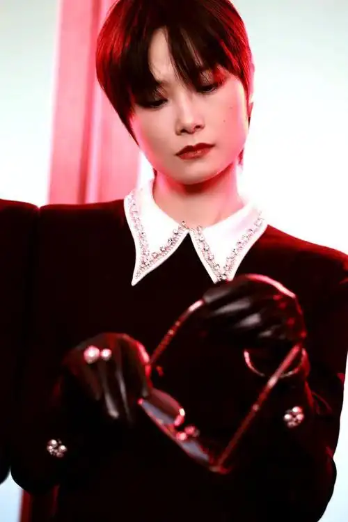 人气明星李宇春今晚时尚芭莎派对最新红毯造型图出炉啦!又飒又美