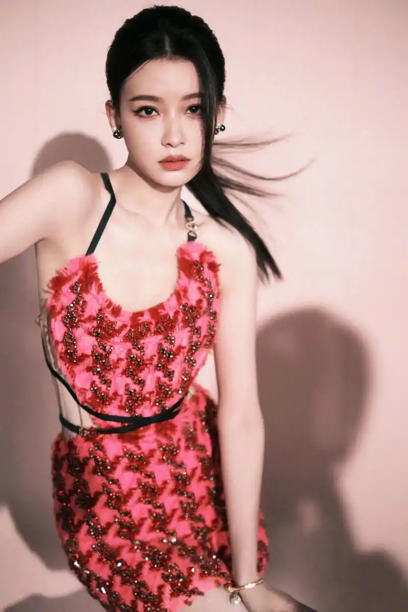 大长腿美女孙怡身材高挑,曲线优美,美艳且性感,她的每一个动作都散发