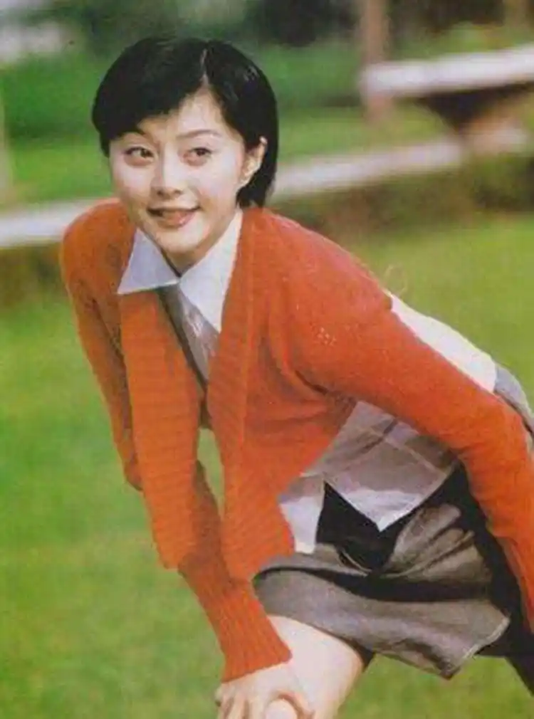 范冰冰成名前真清纯,趴在床上拍照眼神清澈,少女身材更抢眼