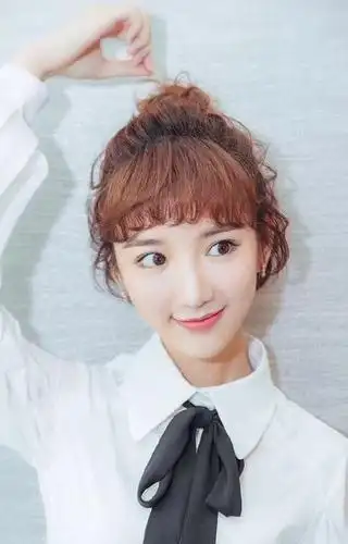 毛晓彤在《微微一笑很倾城》中的短发造型可以说是实力抢镜,采用略显