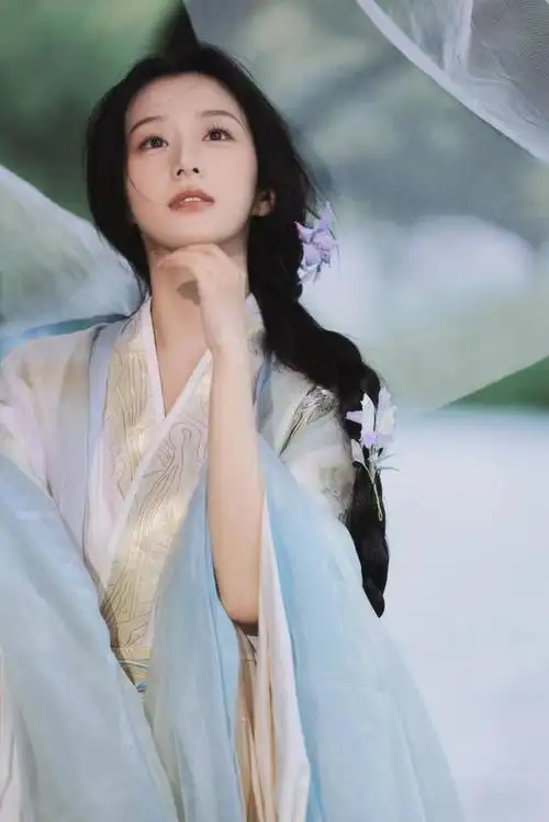 包上恩穿古风襦裙温婉秀美 撑伞回眸宛如林中仙子