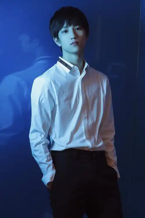 敖子逸获"最具关注新人奖" 时尚西装尽展《心情气象》