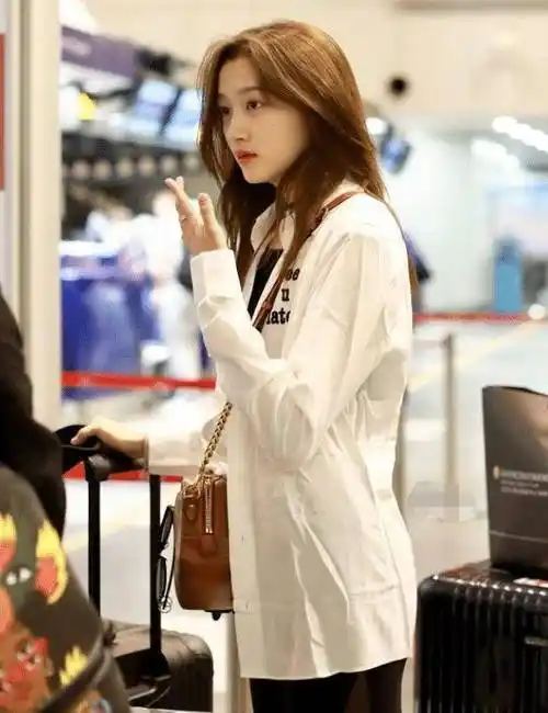 原创关晓彤又把无痕裤穿火了坐行李箱上凹造型这腿真实存在吗