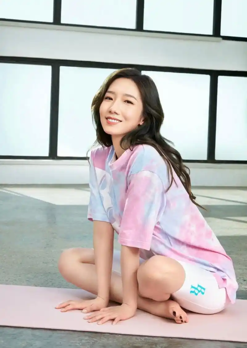 孟美岐 光脚丫拍广告片  是一个口味独特的女人[大笑]