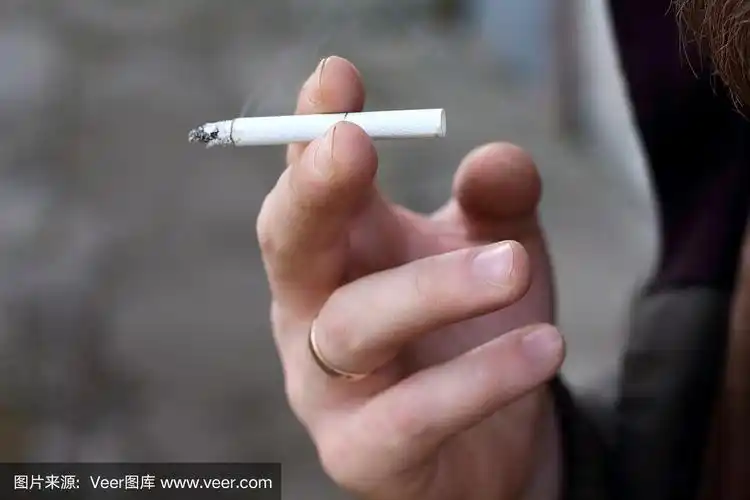 野蛮的男性手里拿着香烟.吸烟是个坏习惯