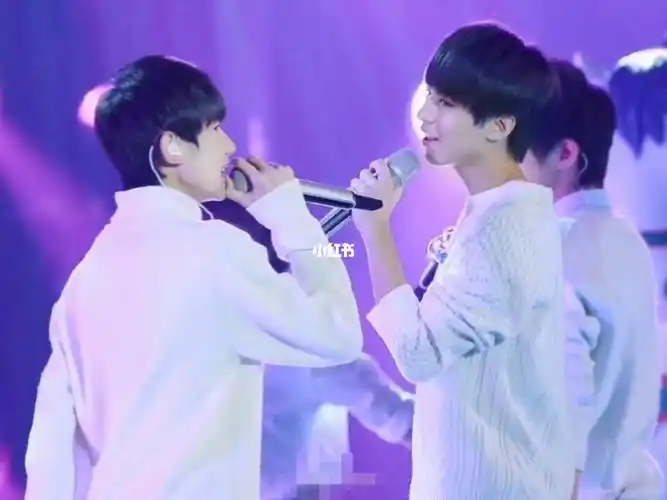 "原来有你在的地方,他真的只是侧脸……" #凯源 #王源 #王俊凯