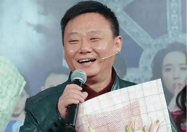 他是春晚常客,是家喻户晓的小品演员,台下却为妻子治病烦恼连