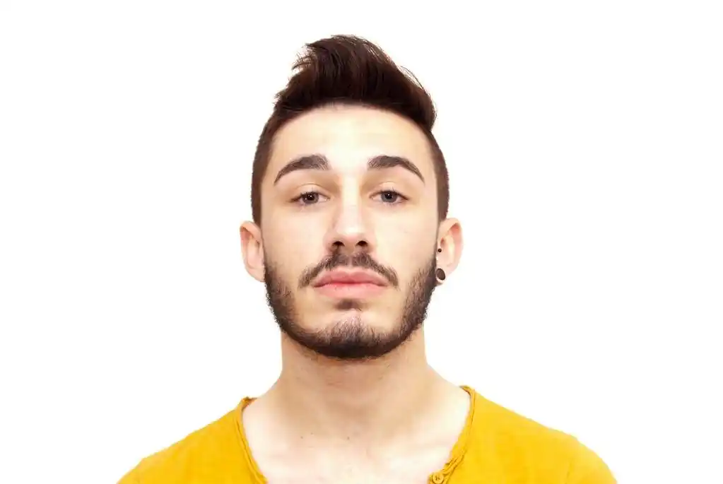 帅哥,白色背景上的胡子帅哥