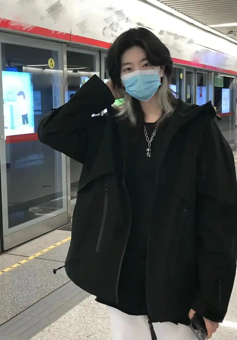 长发#t 可以吗 #地铁随拍 #狼尾 #无性别穿搭 #黛西法 - 抖音