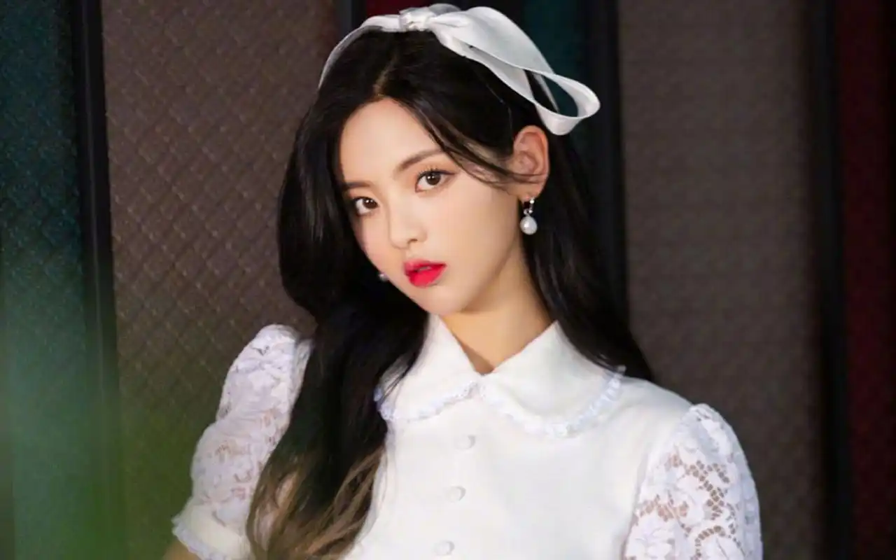 杨超越短裙蝴蝶结甜美高清桌面壁纸