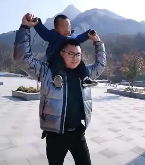 郭威和舅舅合照曝光网友基因遗传够强大与杜新枝的酸奶无关