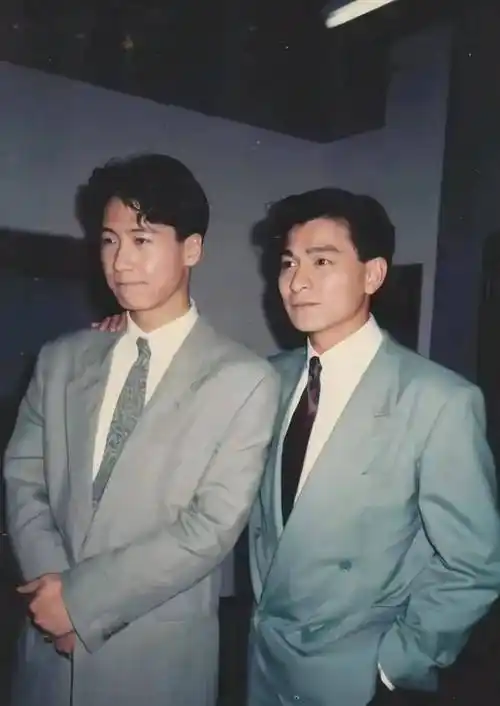 黎明和陆毅合影,他的脸型是比陆毅更大,但也不能代表黎明的脸就大