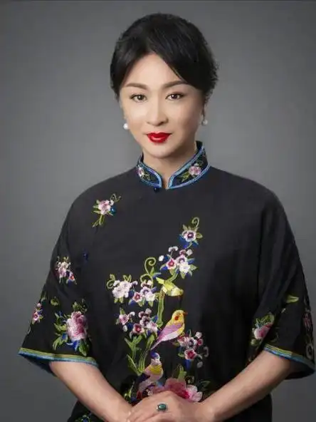 52岁金星深夜晒照庆生,露性感美背女人味十足,老公全程陪玩!