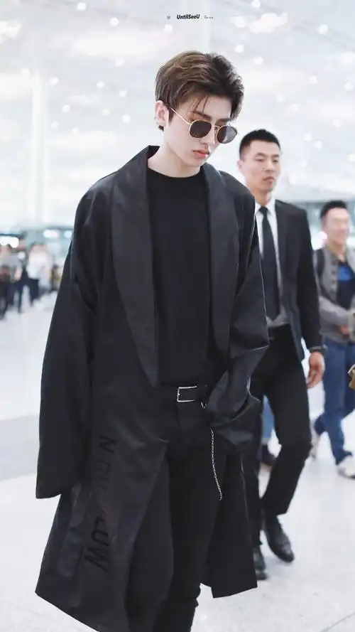 蔡徐坤戴墨镜穿黑风衣搭配黑牛仔裤现身机场,皮肤白嫩帅气十足!