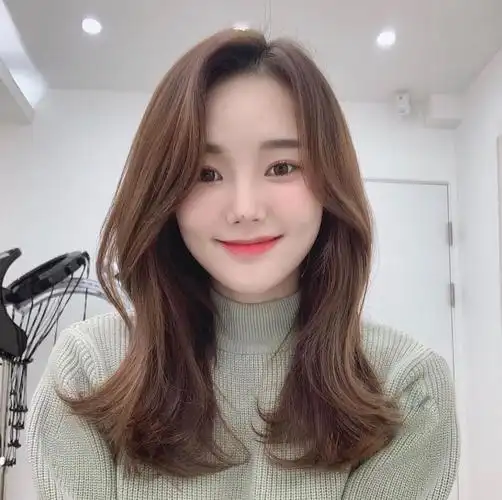 中长发烫发发型最新款超流行的五款中长卷发