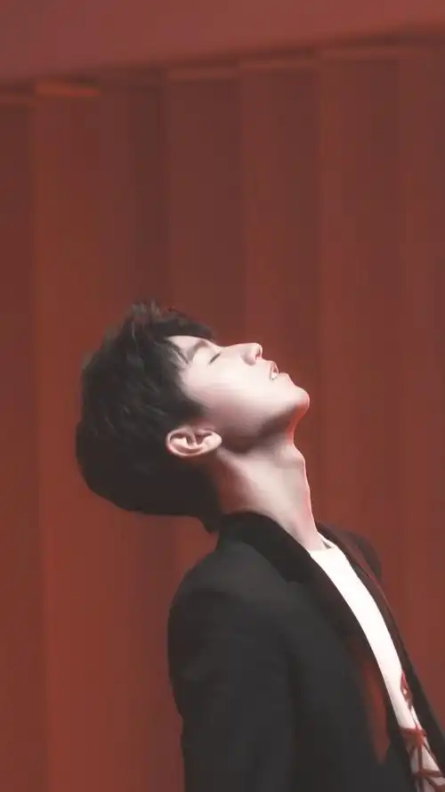 王俊凯性感喉结杀这个男人太迷人