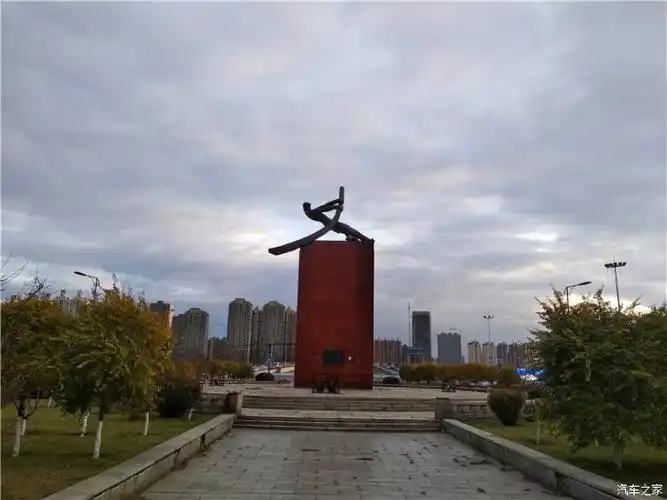 吉林市长安车友会游江城广场赏摇橹人雕塑感受激流勇进精神