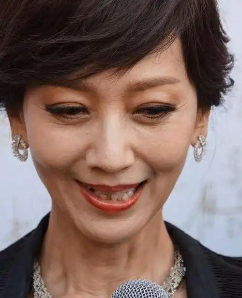 女明星们在竞争激烈的娱乐圈中,对于衰老一直持有忌惮之情.