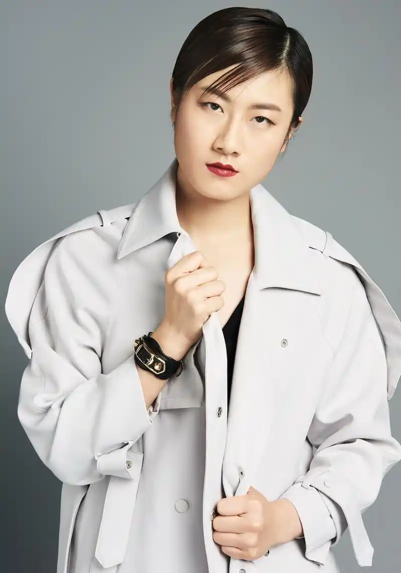 丁宁生日变"女神" 不同时装演绎百变"队长"