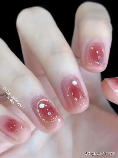 今年最流行的美甲图片(收藏过万的新年美甲)