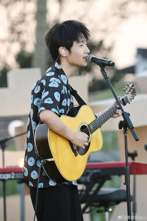 穿衬衣的蒋敦豪