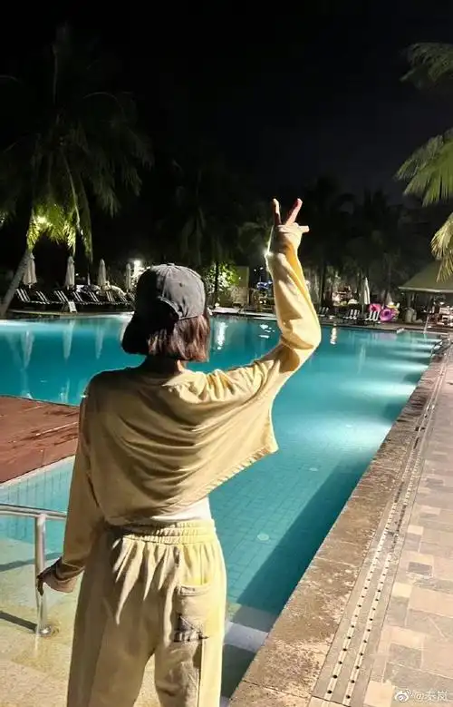 秦岚晒泳池随拍##秦岚晒比耶背影随拍