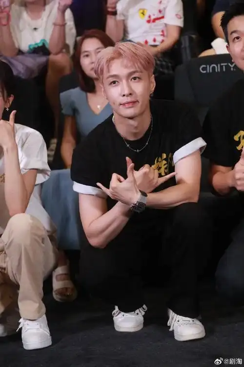 张艺兴[超话]##张艺兴首映现场成功反击王传君##导演回应孤注一掷是