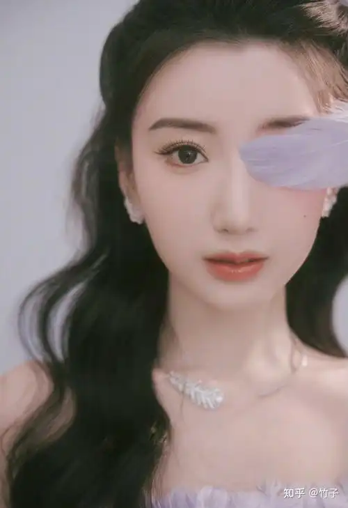 毛晓彤最新美照分享一袭梦幻粉紫色羽毛礼服裙仙气飘飘美极啦