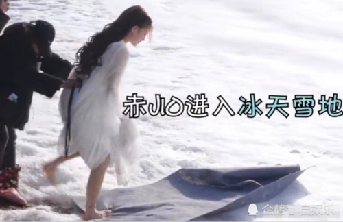 杨超越一身白衣躺在雪地,当镜头给到脚,才懂为何叫她"村花"!