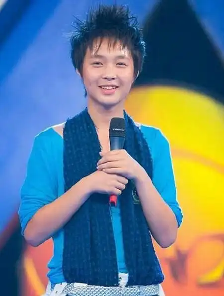 张艺兴青涩杀马特旧照曝光 撞脸杜海涛