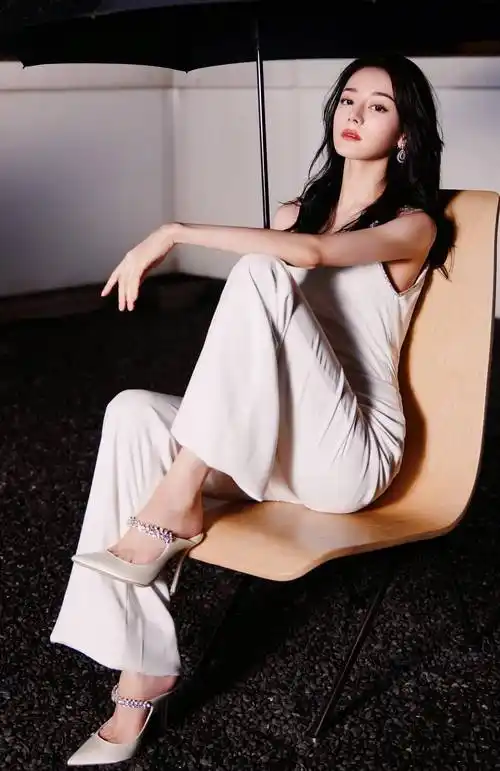 明星高跟鞋比拼,谁的最好看?_尖头_白色_黑色