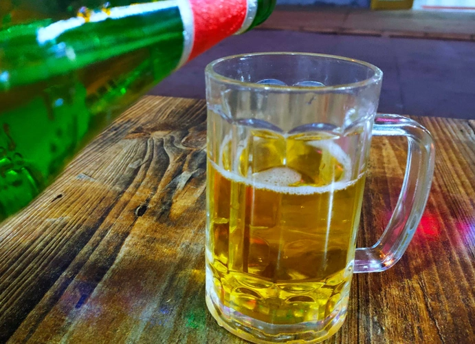 啤酒也属于酒类的一种经常饮酒会容易引发痛风