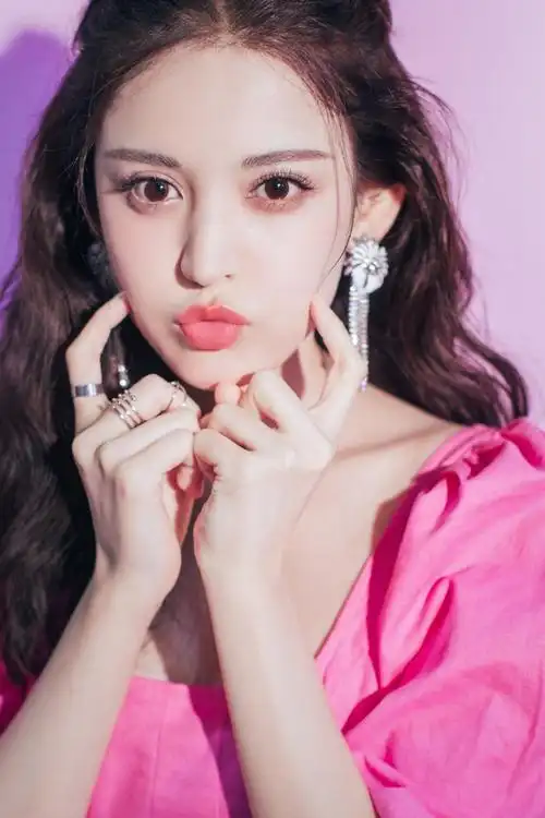 古力娜扎丸子头甜美性感写真